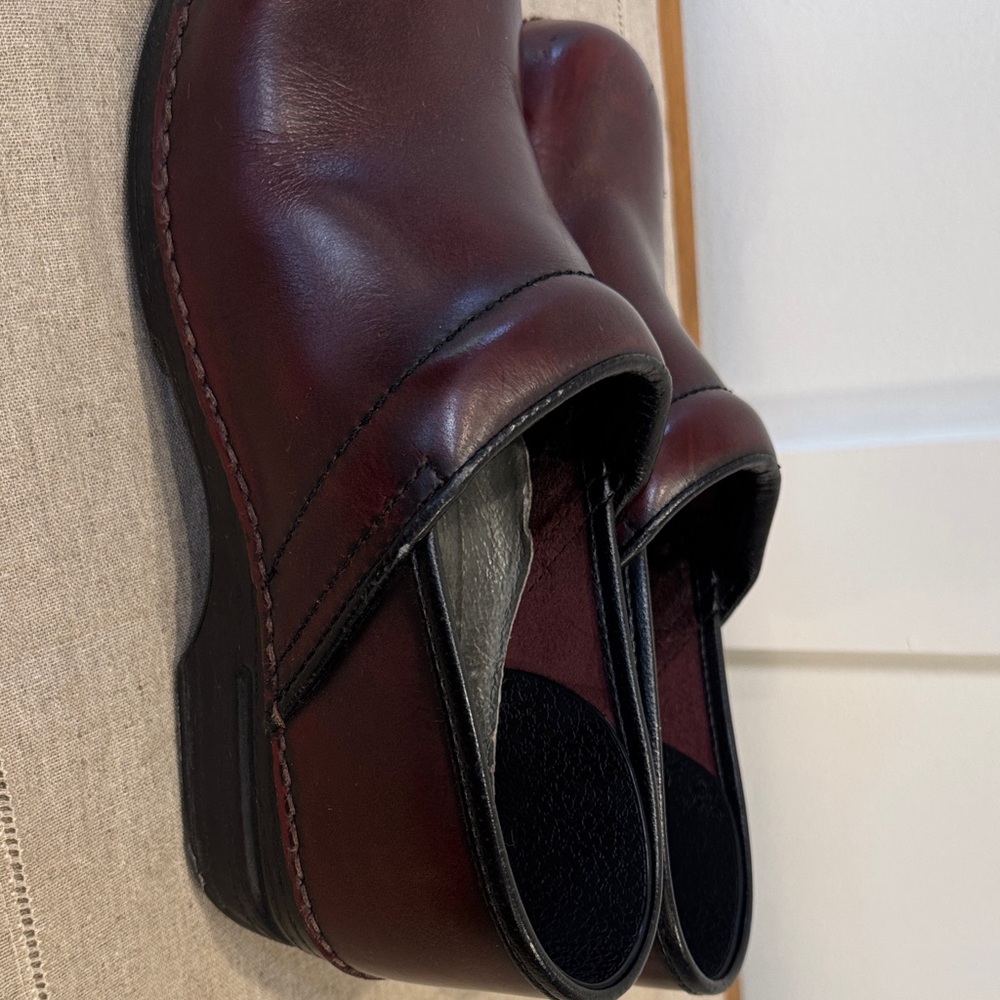 Dansko Women's Clogs SZ 41  Slip-Ons - Picture 4 of 9